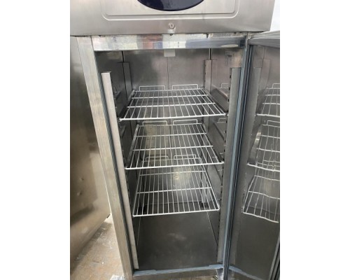 Шкаф холодильний 1 двері нерж Tefcold RK710 7695к