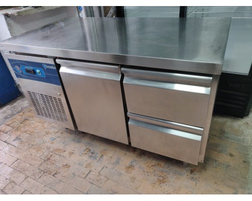Стол холодильный CustomCool CCT-2DR 9220к Стол холодильный CustomCool CCT-2DR 9220к