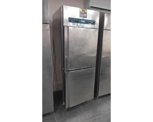 Шкаф моозильно холодильный Zanussi 700л