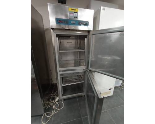 Шкаф моозильно холодильный Zanussi 700л