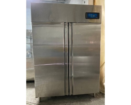 Холодильний шкаф CustomCool CCR 1400P Холодильний шкаф CustomCool CCR 1400P